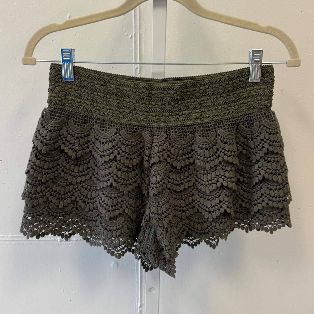2010s American Rag Olive Green Crochet Lace Shorts Smocked Waist Boho Tiered Med